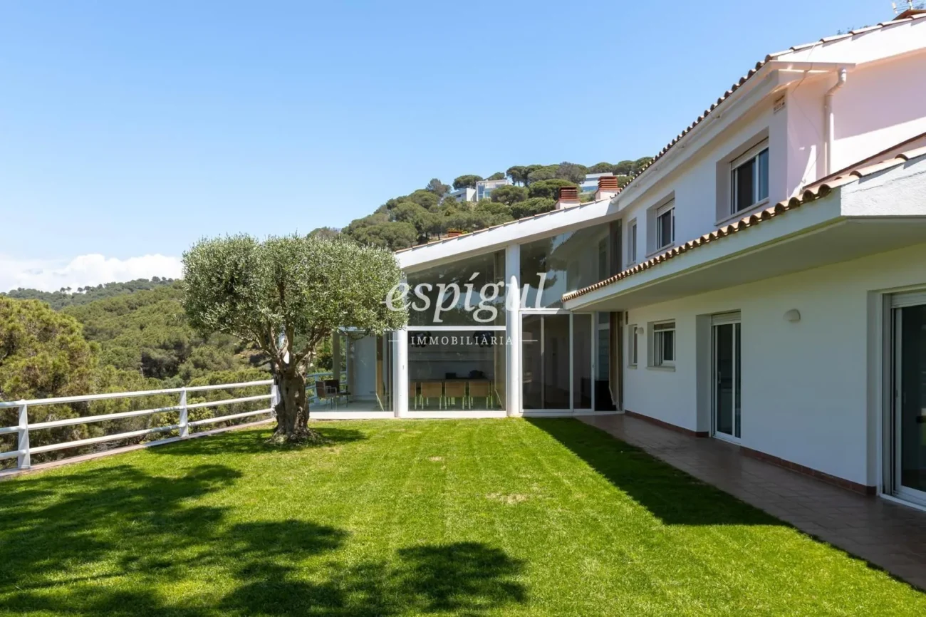 Mediterranean charm, privacy and views in Alella Parc