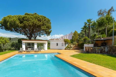 Mediterranean charm, privacy and views in Alella Parc