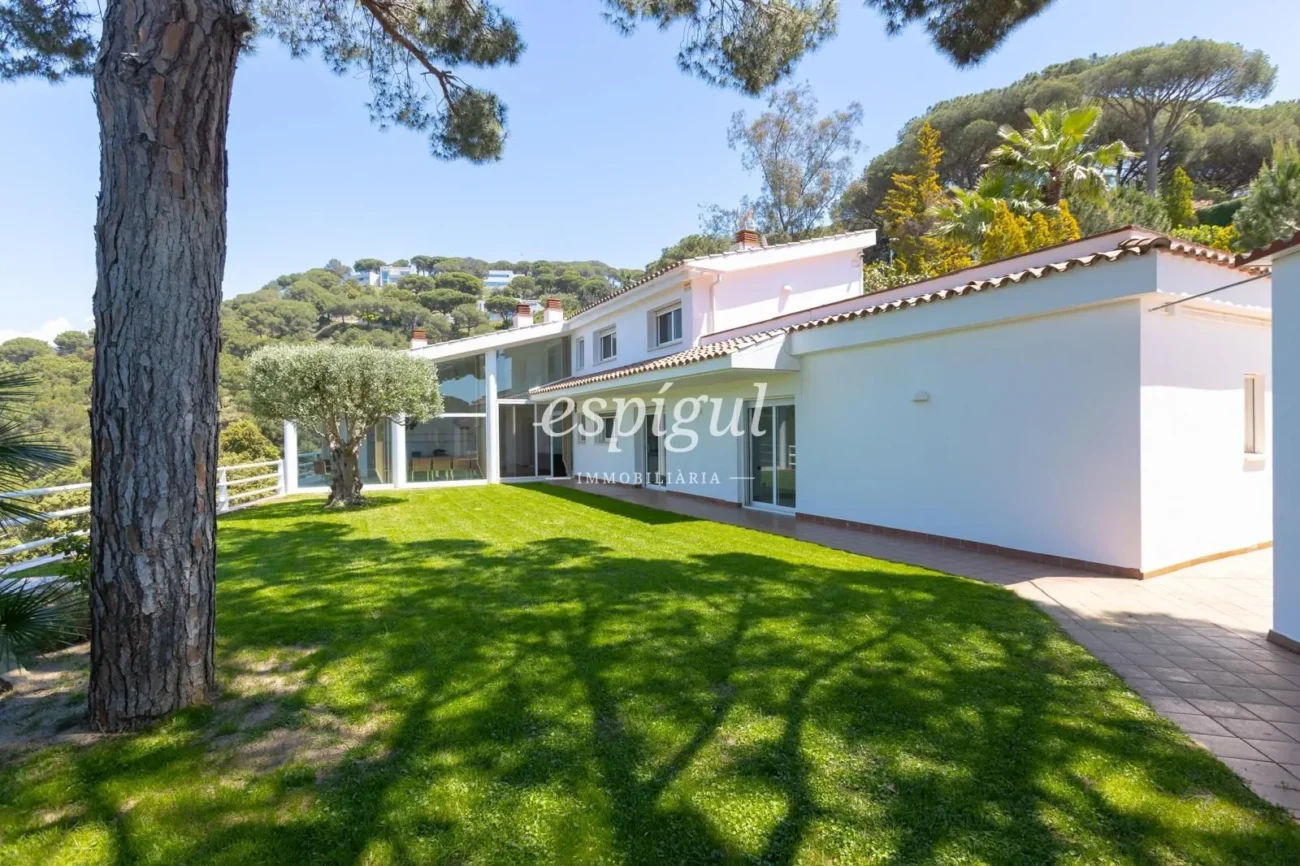 Mediterranean charm, privacy and views in Alella Parc
