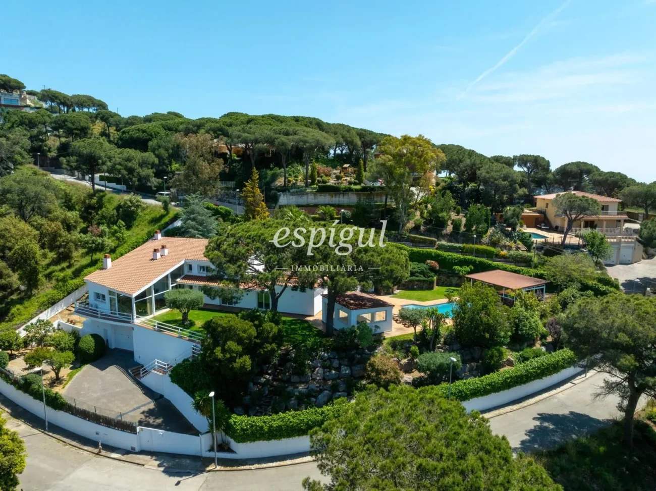 Mediterranean charm, privacy and views in Alella Parc
