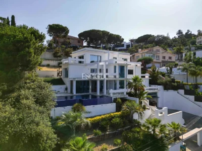 Impressionant casa amb dues piscines, cinema, gimnàs i vistes a Alella