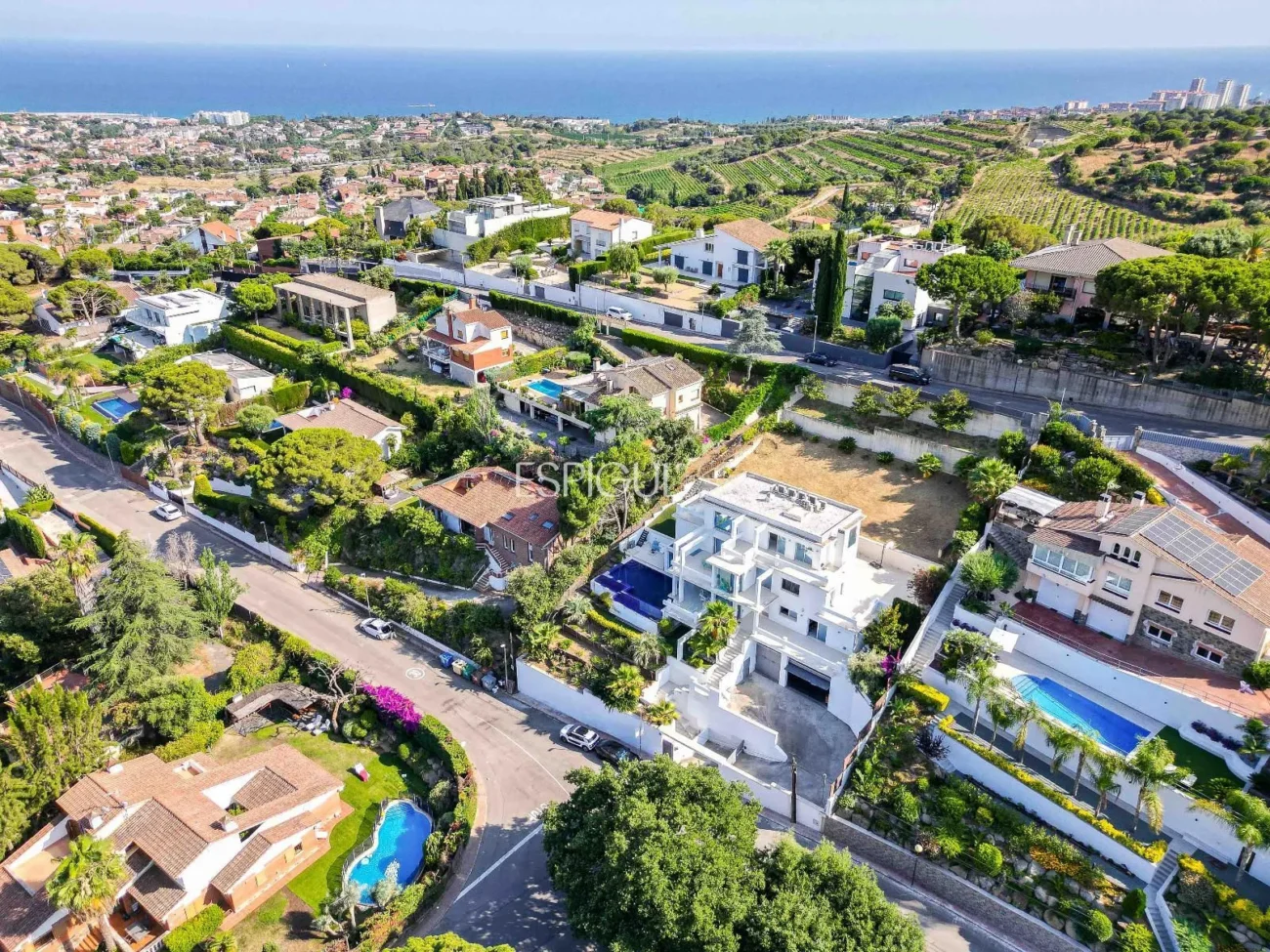 Impressionant casa amb dues piscines, cinema, gimnàs i vistes a Alella