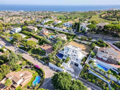 Impressionant casa amb dues piscines, cinema, gimnàs i vistes a Alella