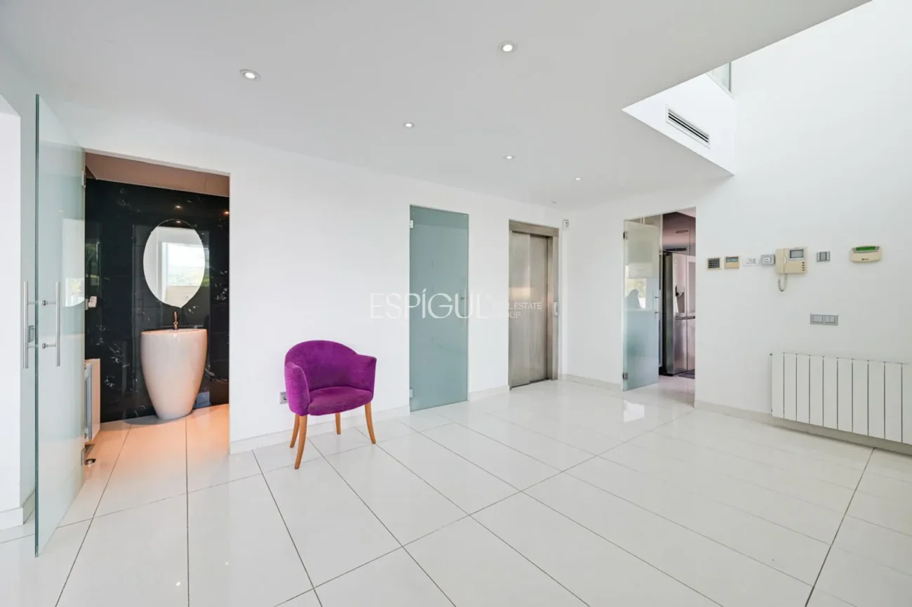 Impressionant casa amb dues piscines, cinema, gimnàs i vistes a Alella