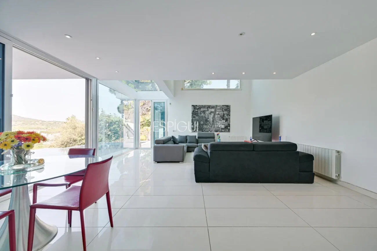 Impressionant casa amb dues piscines, cinema, gimnàs i vistes a Alella