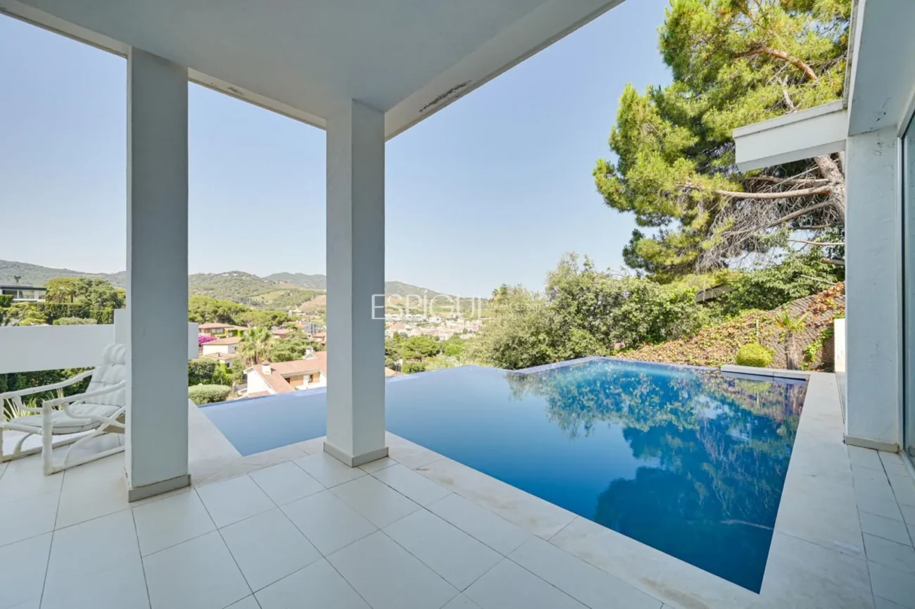 Impressionant casa amb dues piscines, cinema, gimnàs i vistes a Alella