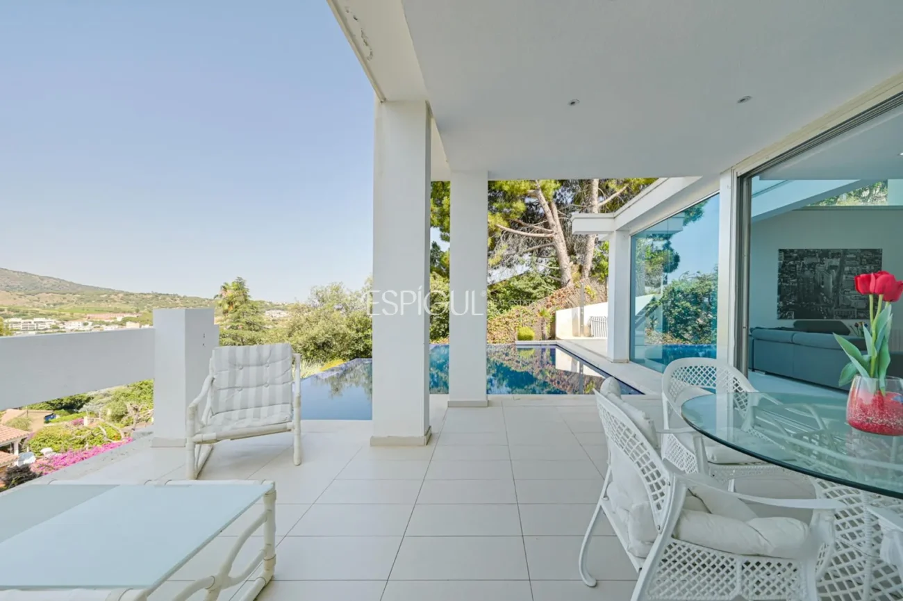 Impressionant casa amb dues piscines, cinema, gimnàs i vistes a Alella