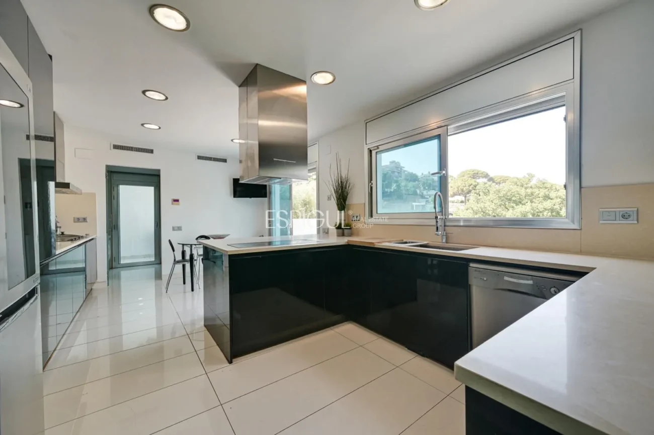 Impressionant casa amb dues piscines, cinema, gimnàs i vistes a Alella