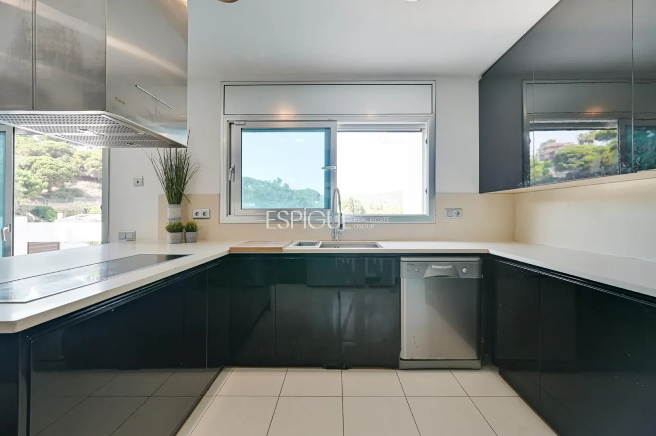 Impressionant casa amb dues piscines, cinema, gimnàs i vistes a Alella