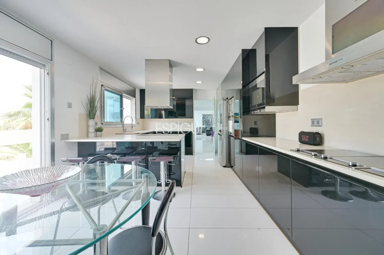 Impressionant casa amb dues piscines, cinema, gimnàs i vistes a Alella