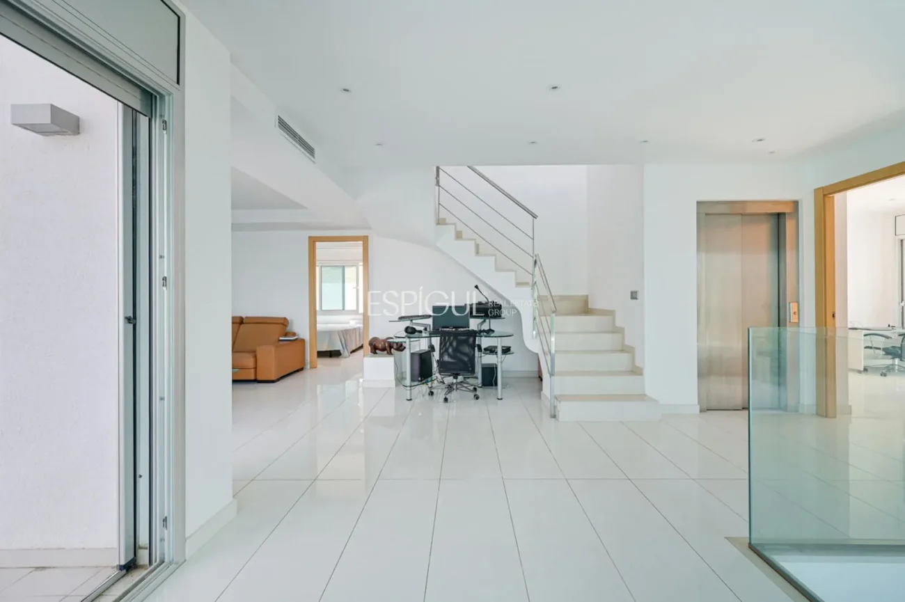 Impressionant casa amb dues piscines, cinema, gimnàs i vistes a Alella