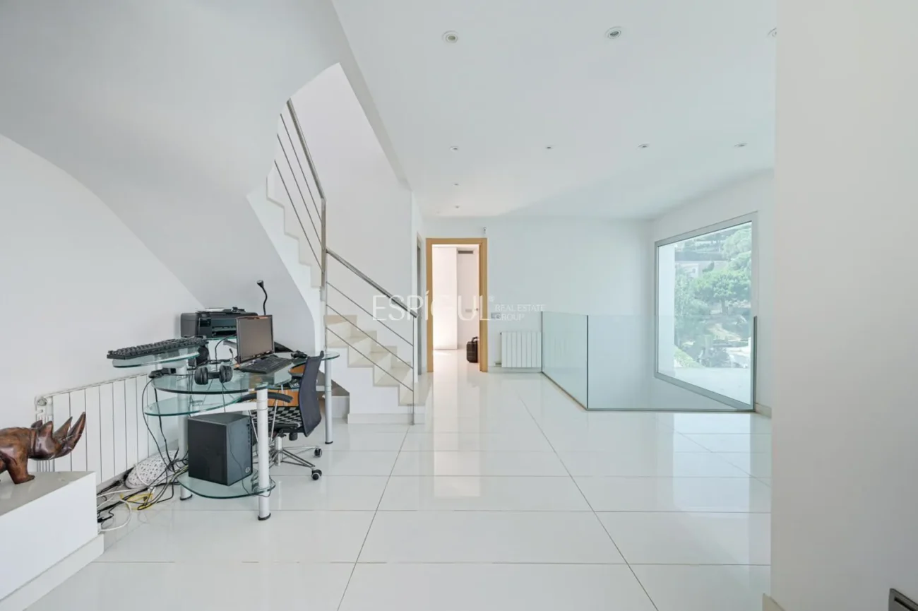 Impressionant casa amb dues piscines, cinema, gimnàs i vistes a Alella