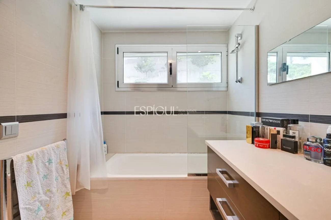 Impressionant casa amb dues piscines, cinema, gimnàs i vistes a Alella