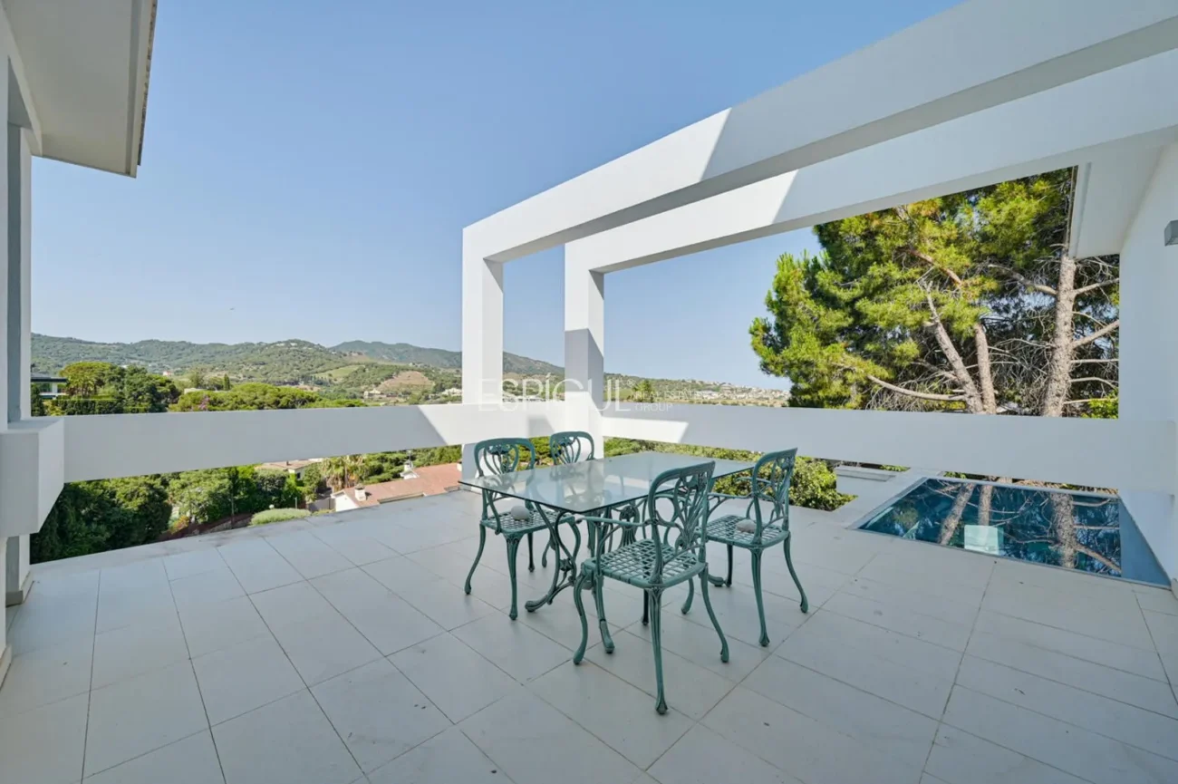 Impressionant casa amb dues piscines, cinema, gimnàs i vistes a Alella