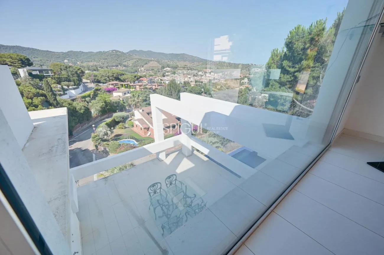 Impressionant casa amb dues piscines, cinema, gimnàs i vistes a Alella