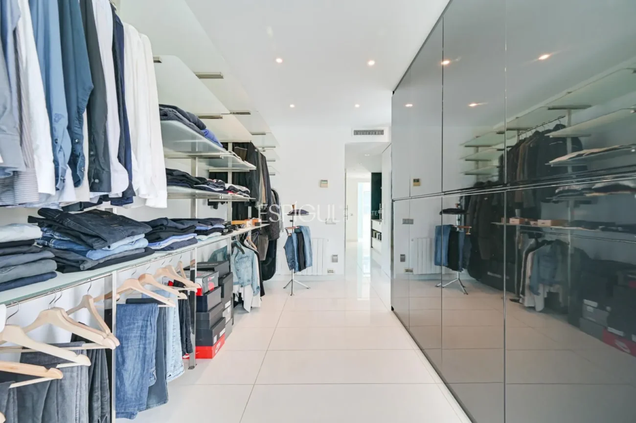 Impressionant casa amb dues piscines, cinema, gimnàs i vistes a Alella