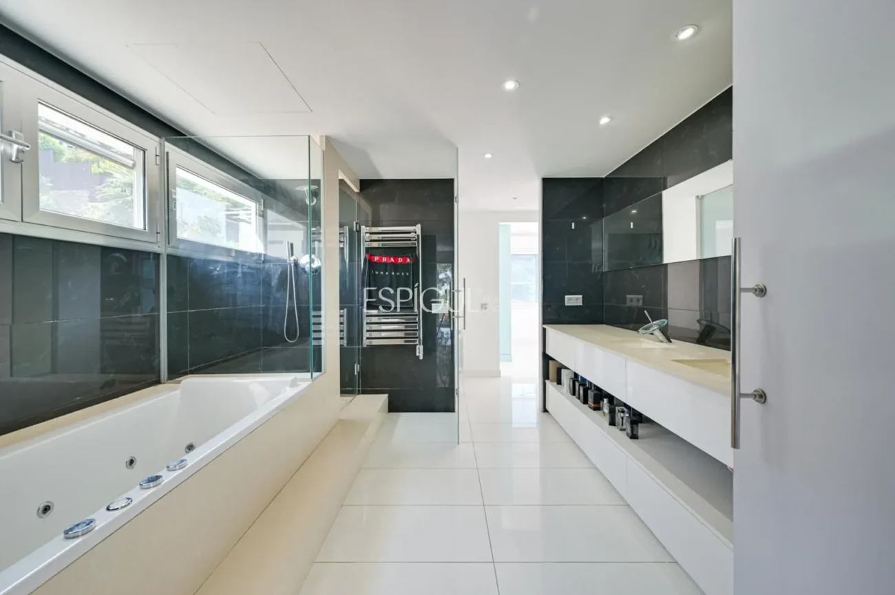 Impressionant casa amb dues piscines, cinema, gimnàs i vistes a Alella