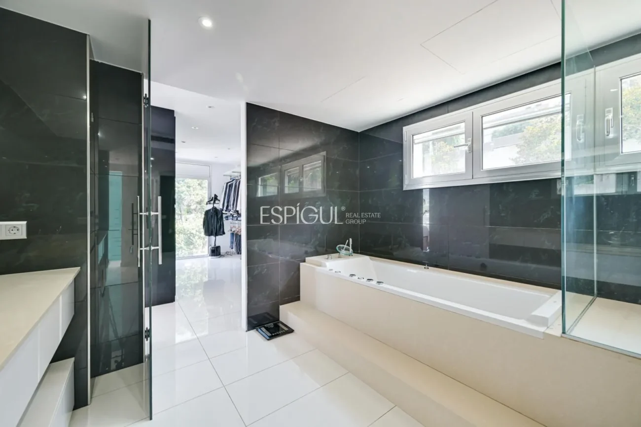 Impressionant casa amb dues piscines, cinema, gimnàs i vistes a Alella