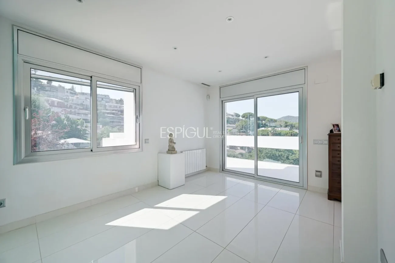 Impressionant casa amb dues piscines, cinema, gimnàs i vistes a Alella