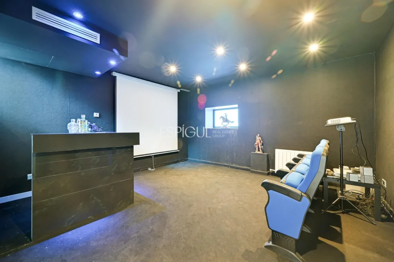 Impressionant casa amb dues piscines, cinema, gimnàs i vistes a Alella