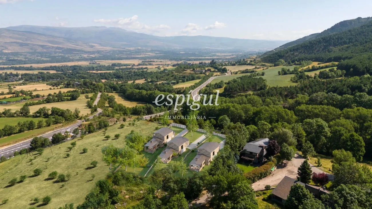New exclusive development of 5 single-family homes in Urús, Cerdanya