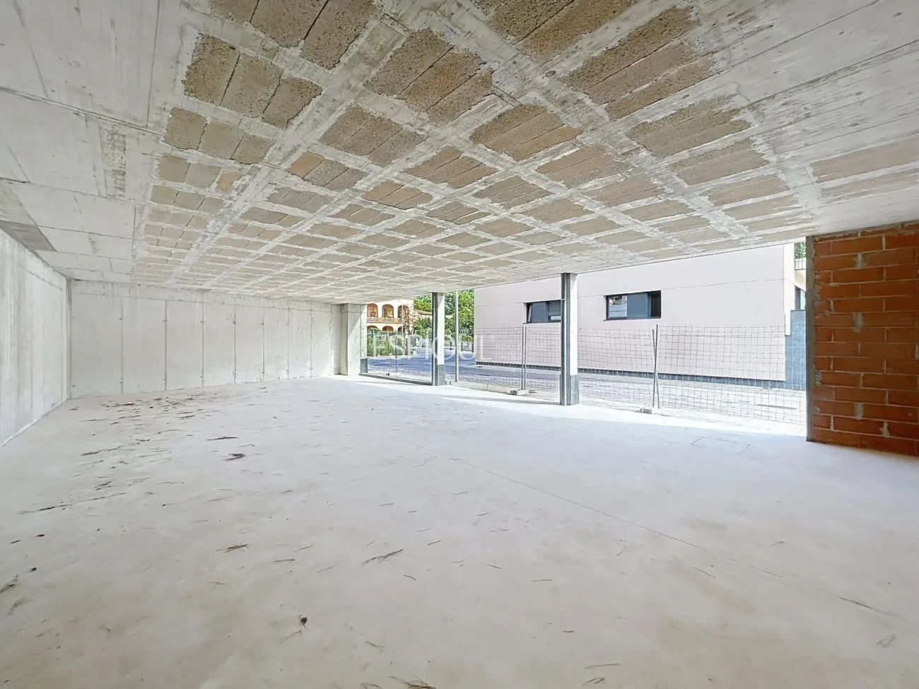 Amplio local en el centro de Teià.