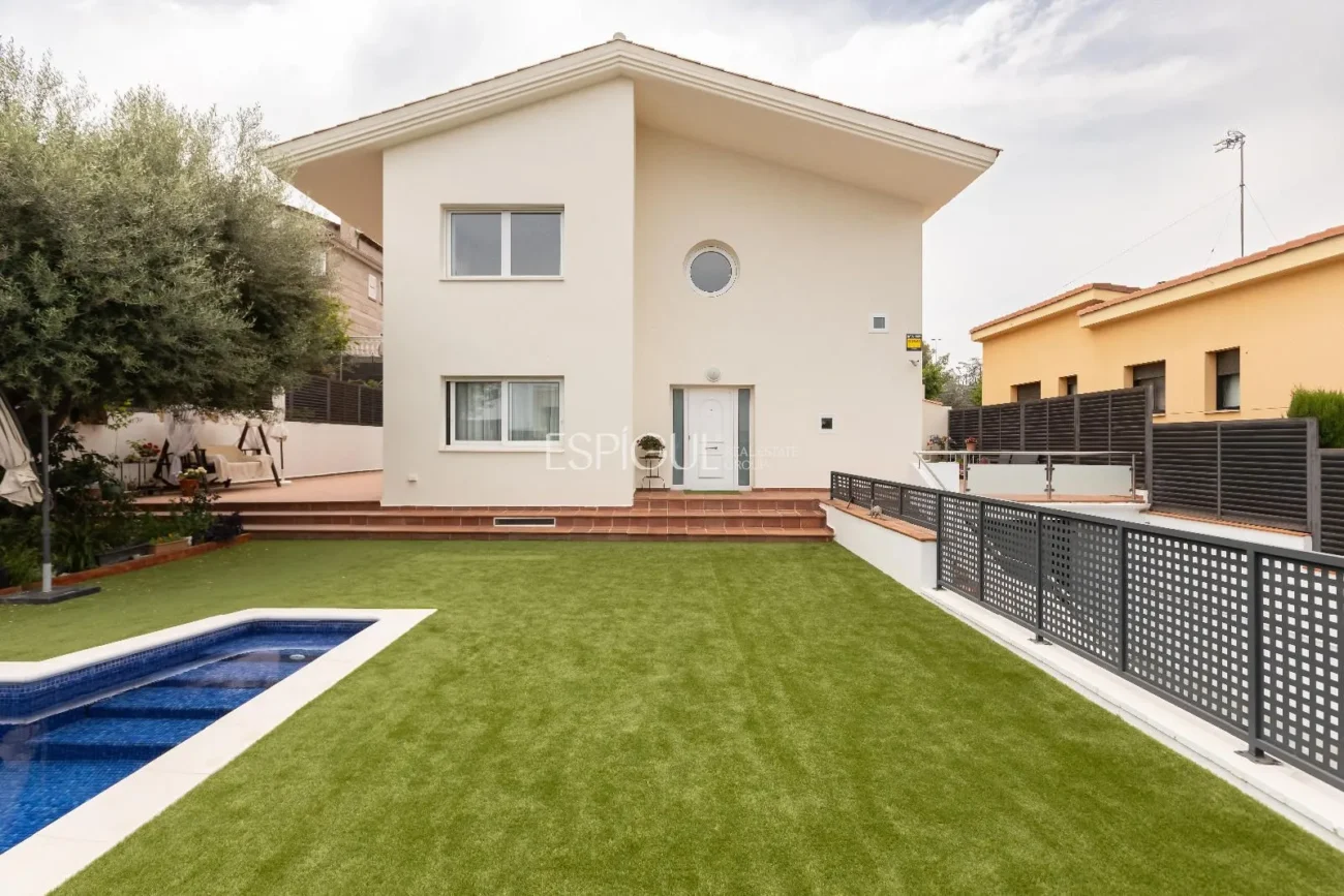 Bonica casa de 5 habitacions, jardí i piscina a Can Teixidó