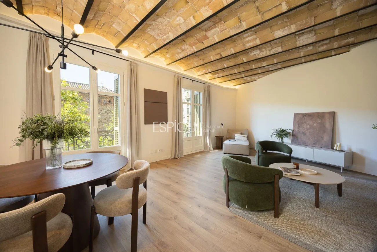 Elegance and Character in Roger De Flor, Eixample Dret