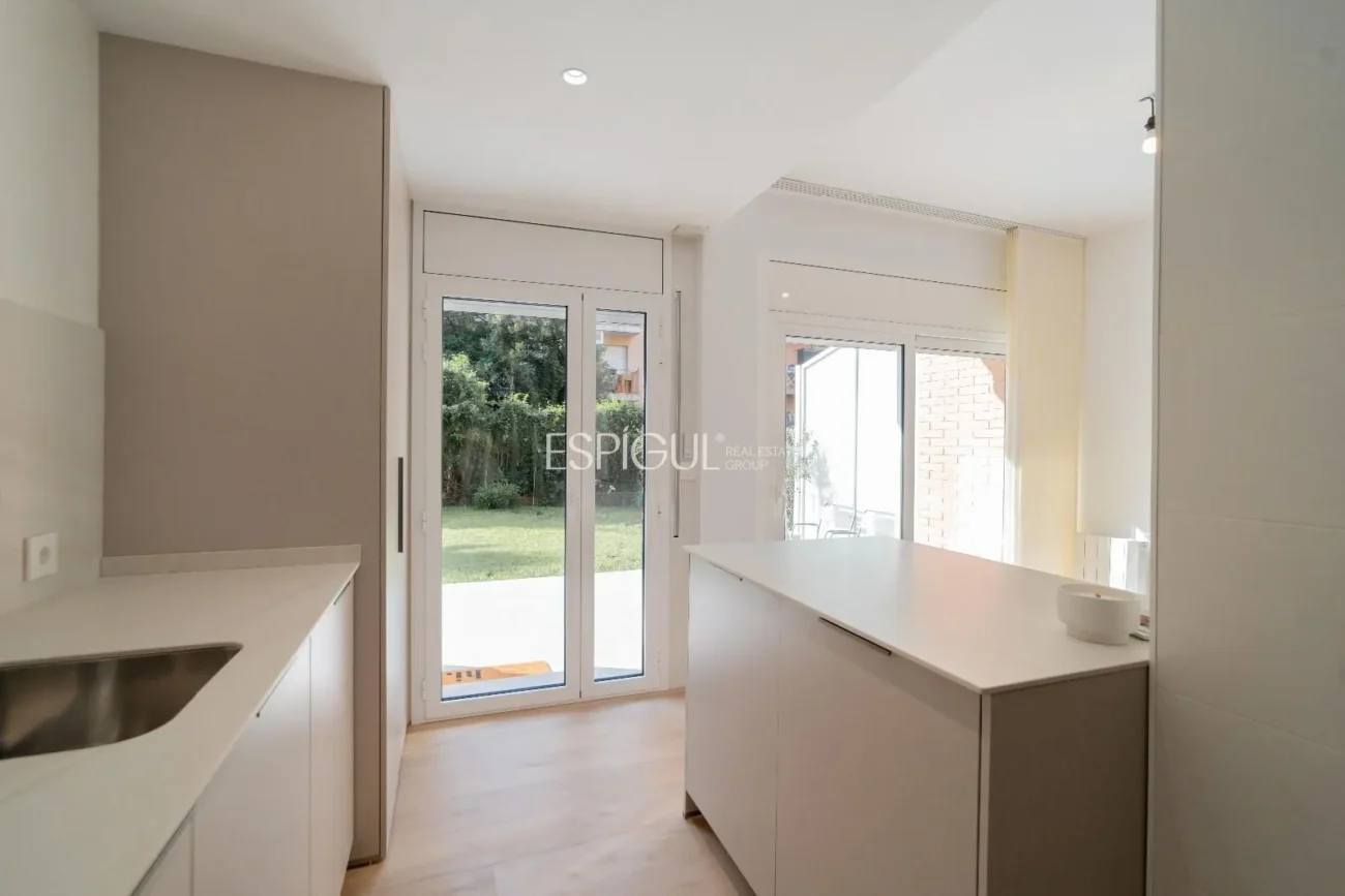 Превосходный первый этаж с садом в районе Девеса города Жирона