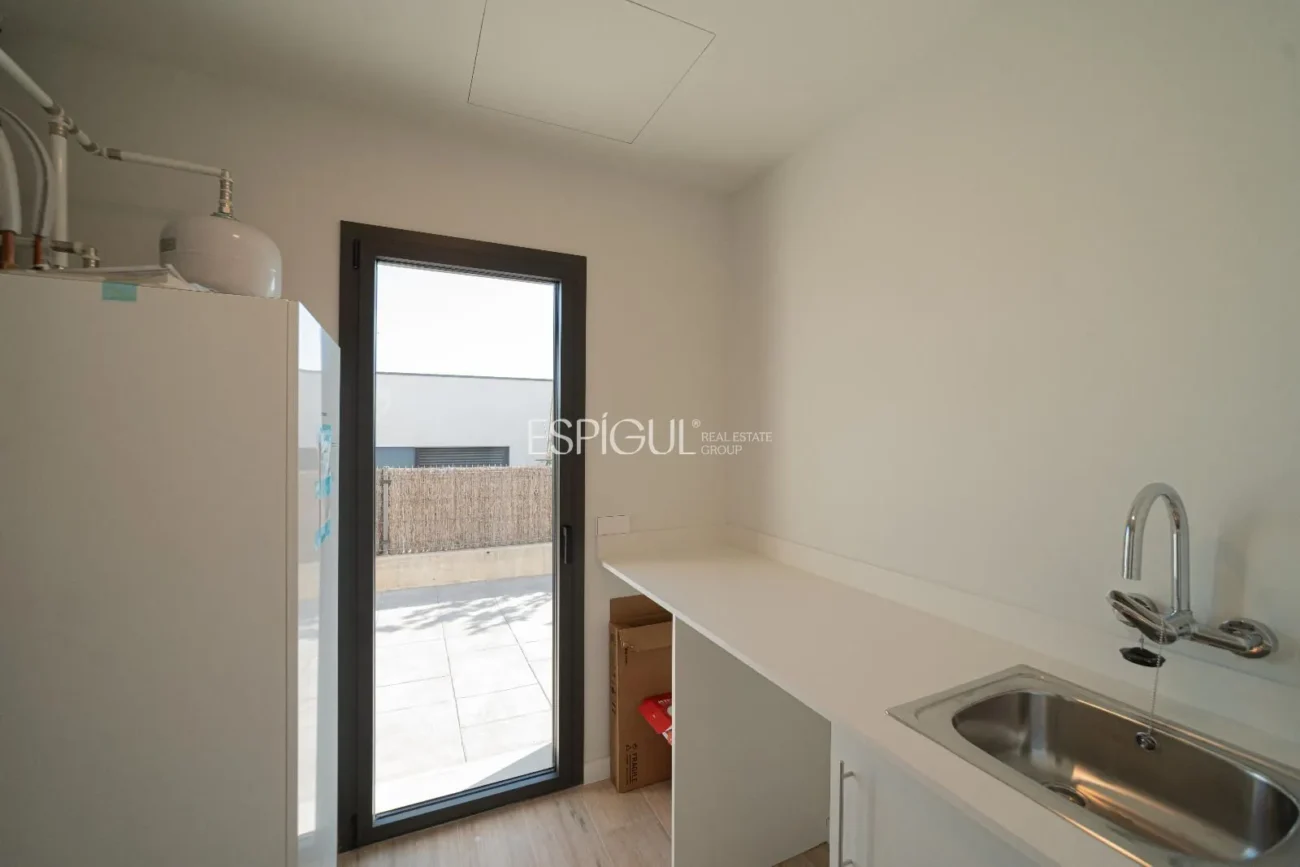 Эксклюзивный новый дом на первом этаже с садом в Баньолесе