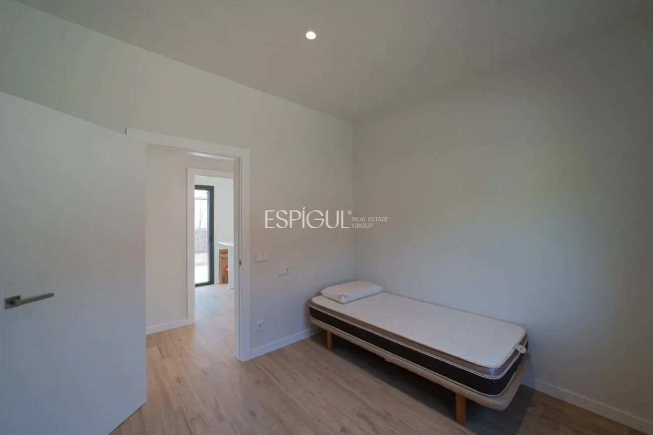 Эксклюзивный новый дом на первом этаже с садом в Баньолесе