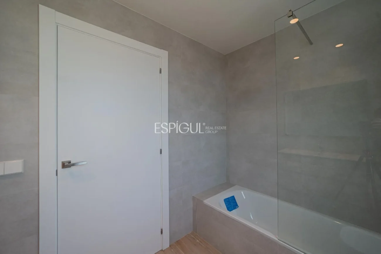 Эксклюзивный новый дом на первом этаже с садом в Баньолесе