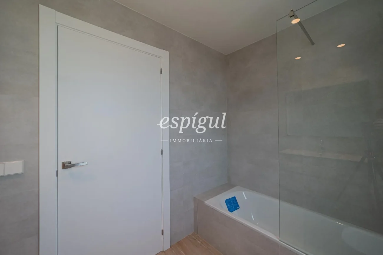 Exclusiva casa de obra nueva en planta baja con jardín en Banyoles
