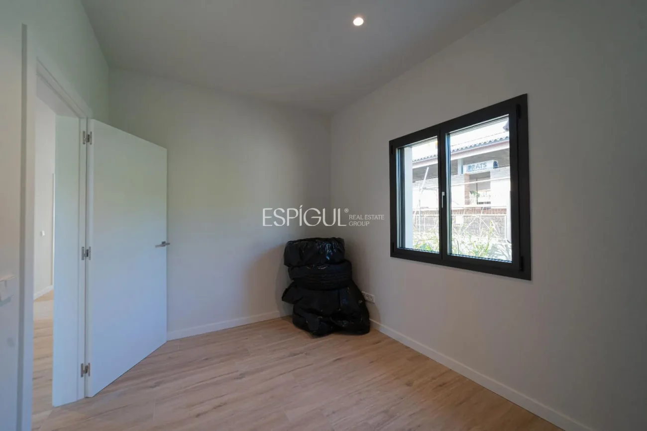 Эксклюзивный новый дом на первом этаже с садом в Баньолесе