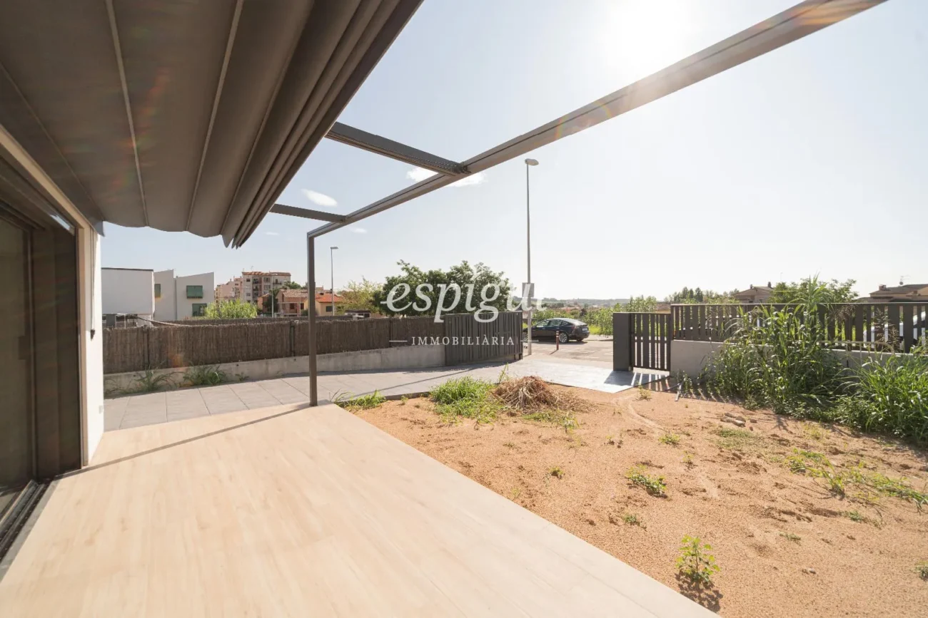 Exclusiva casa de obra nueva en planta baja con jardín en Banyoles