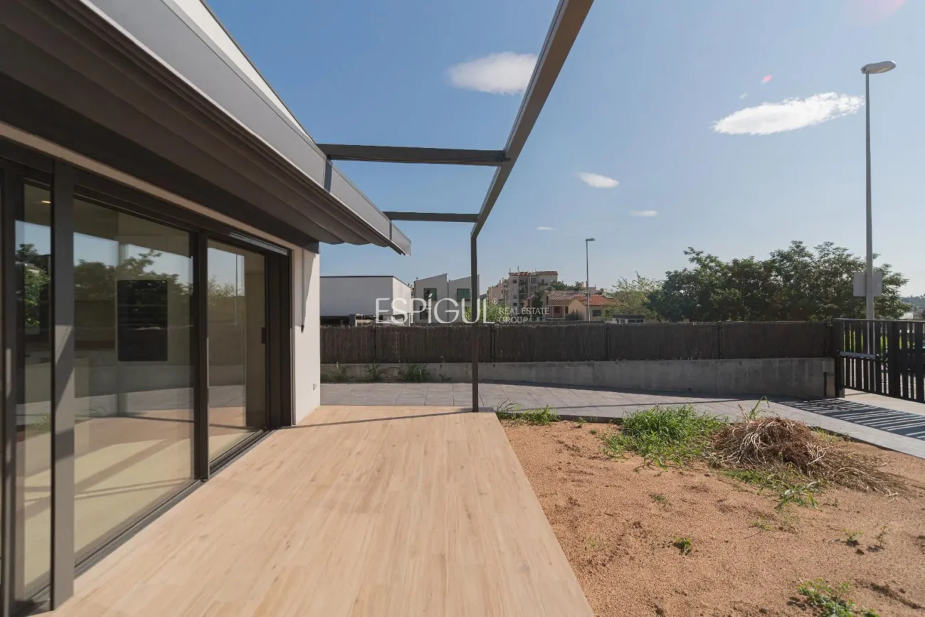 Эксклюзивный новый дом на первом этаже с садом в Баньолесе