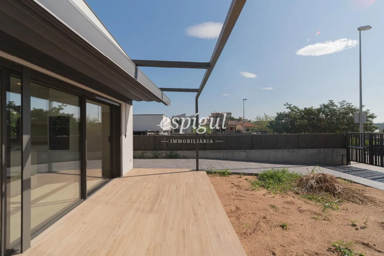 Exclusiva casa de obra nueva en planta baja con jardín en Banyoles