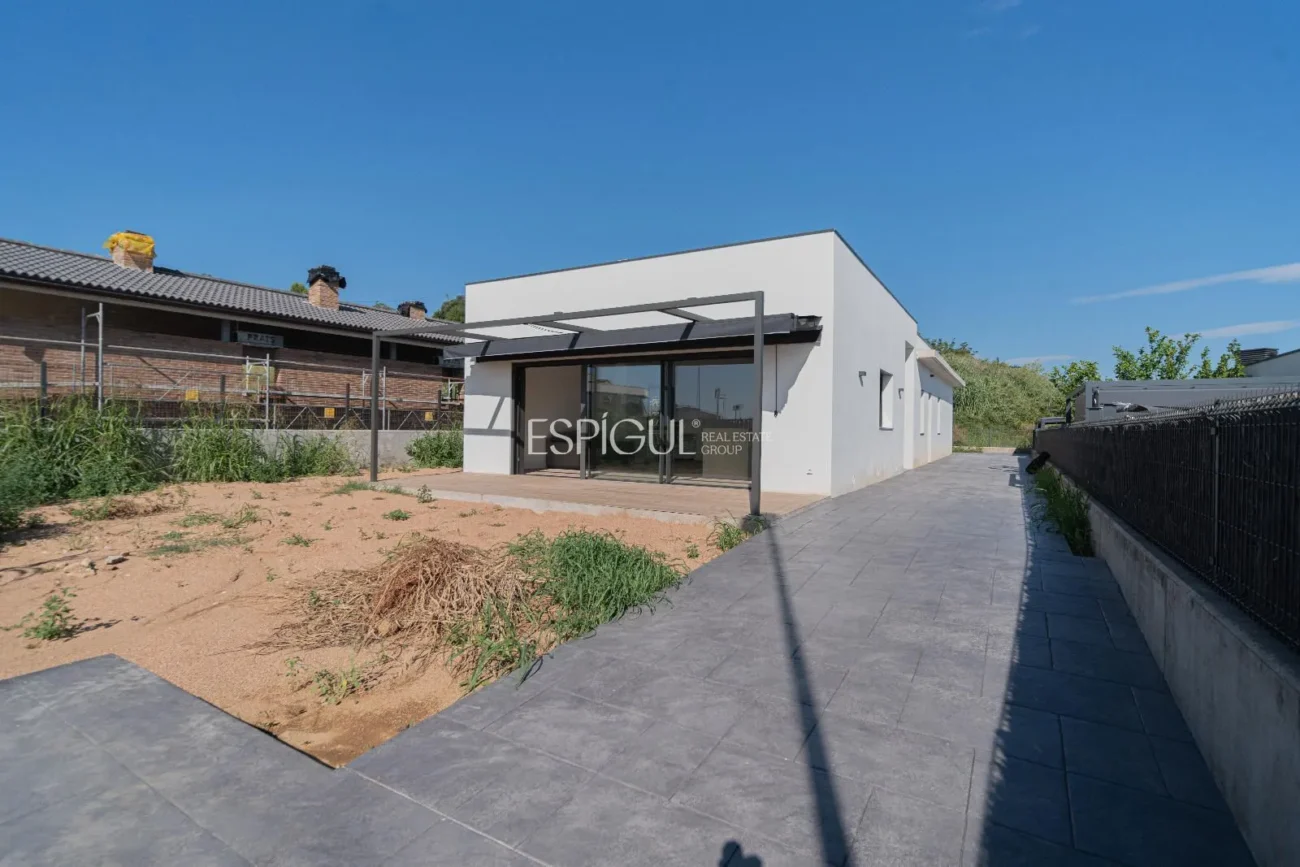 Эксклюзивный новый дом на первом этаже с садом в Баньолесе