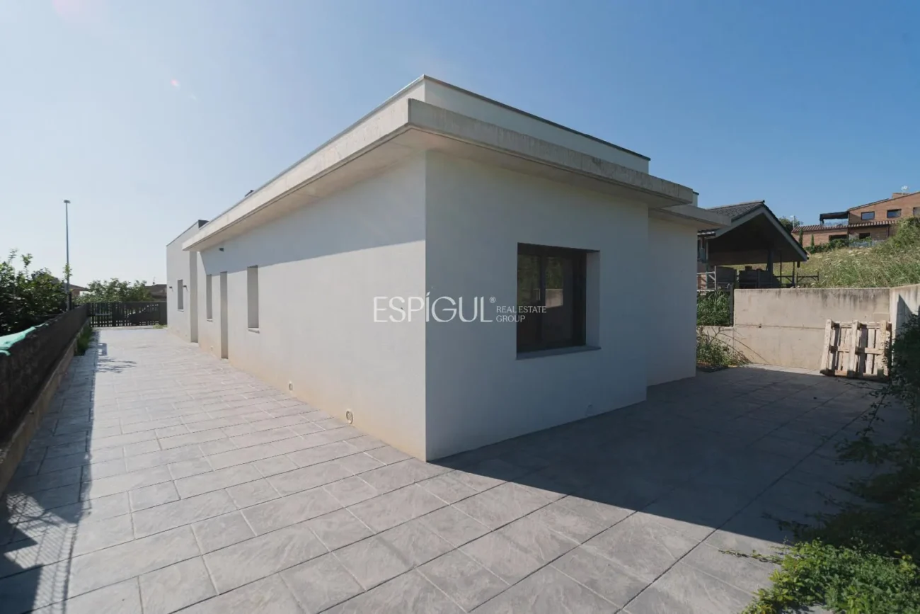 Эксклюзивный новый дом на первом этаже с садом в Баньолесе