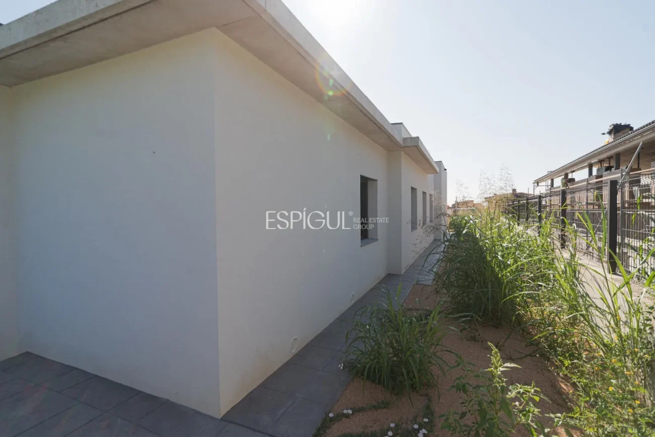 Эксклюзивный новый дом на первом этаже с садом в Баньолесе