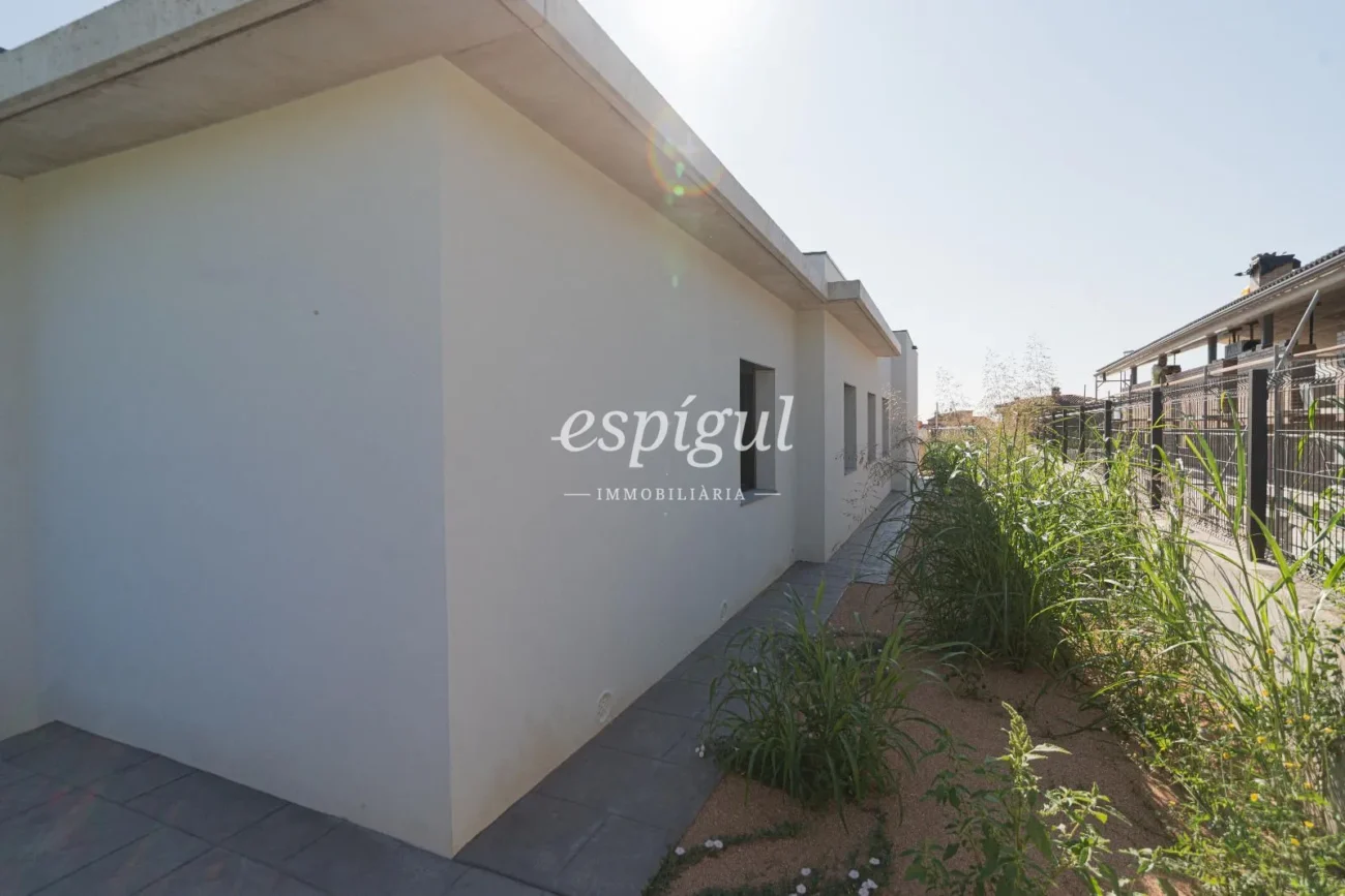 Exclusiva casa de obra nueva en planta baja con jardín en Banyoles