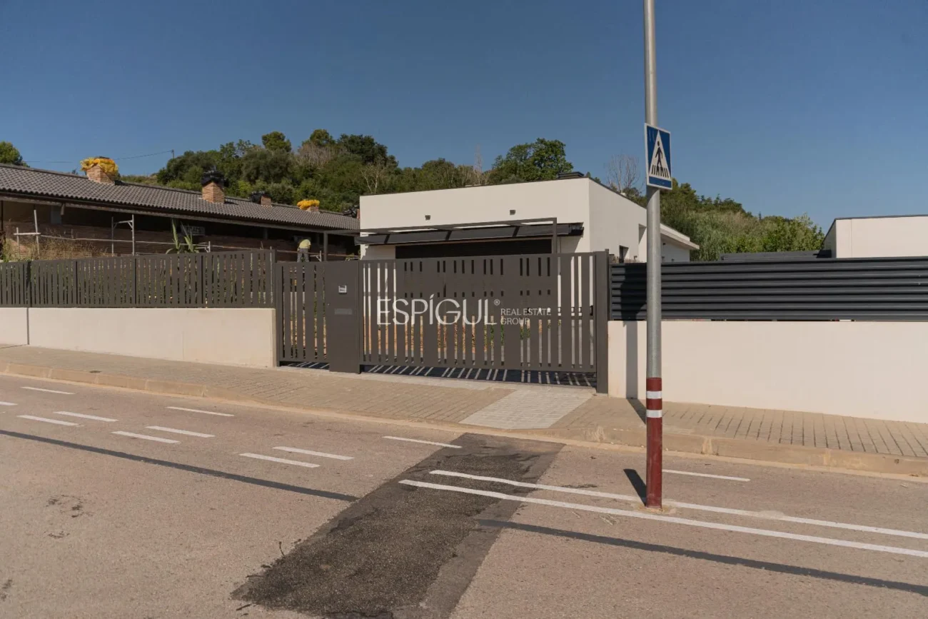 Эксклюзивный новый дом на первом этаже с садом в Баньолесе