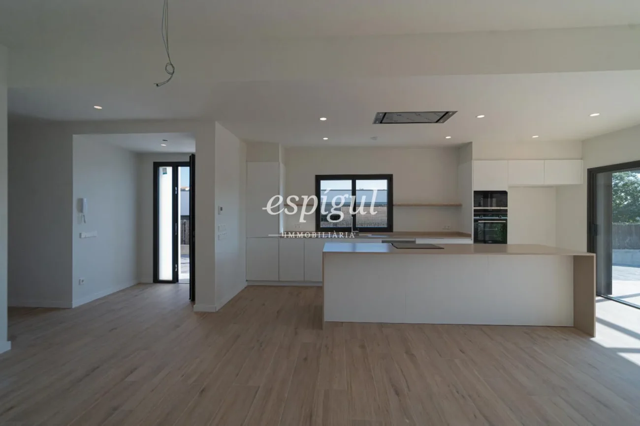 Exclusiva casa de obra nueva en planta baja con jardín en Banyoles