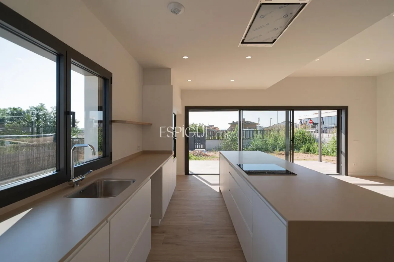 Exclusiva casa de obra nueva en planta baja con jardín en Banyoles