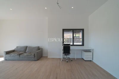 Эксклюзивный новый дом на первом этаже с садом в Баньолесе