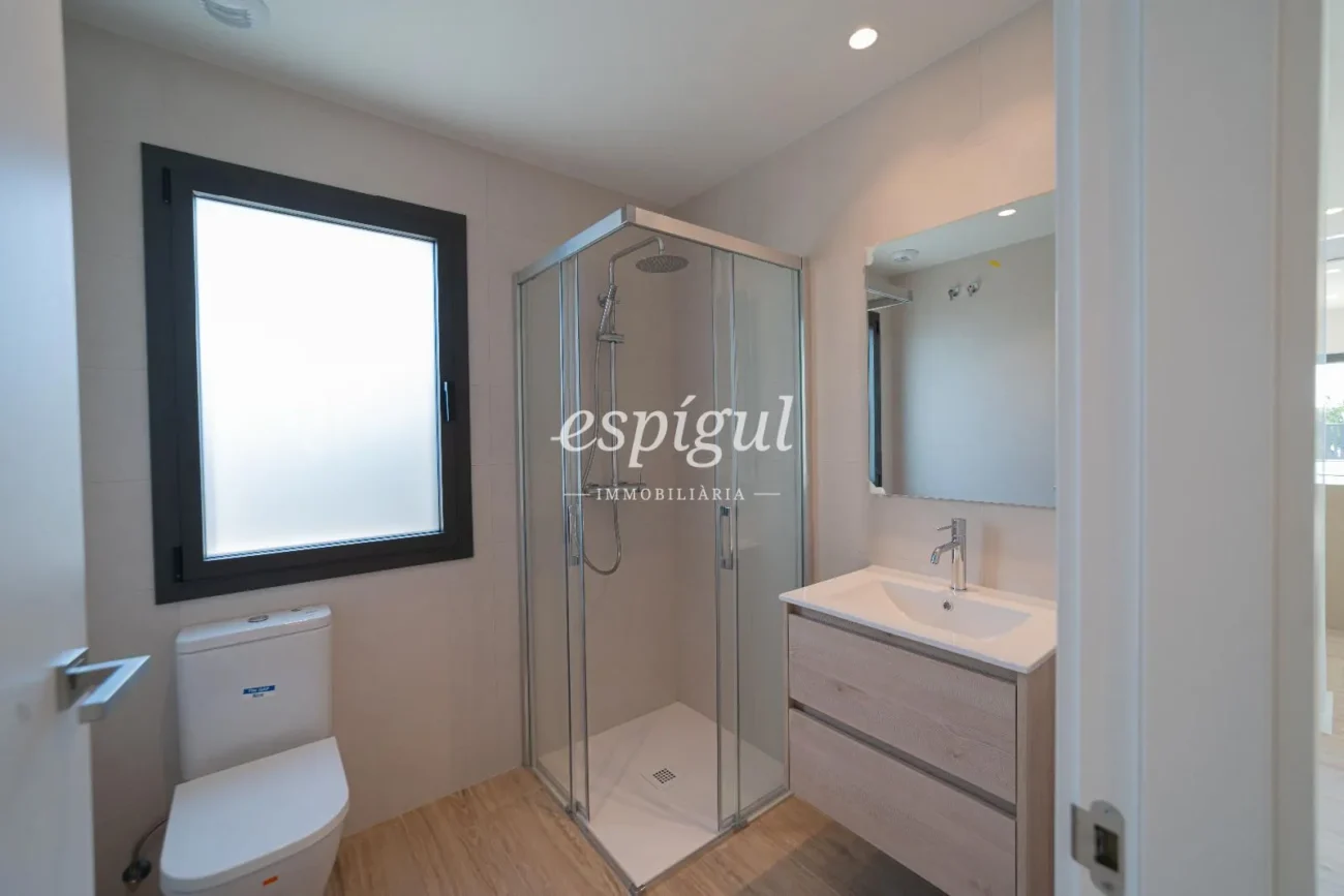 Exclusiva casa de obra nueva en planta baja con jardín en Banyoles