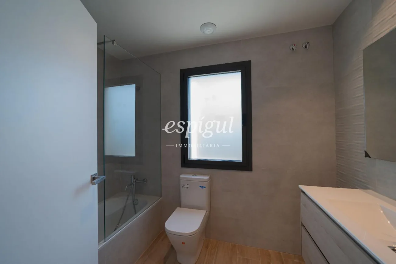 Exclusiva casa de obra nueva en planta baja con jardín en Banyoles