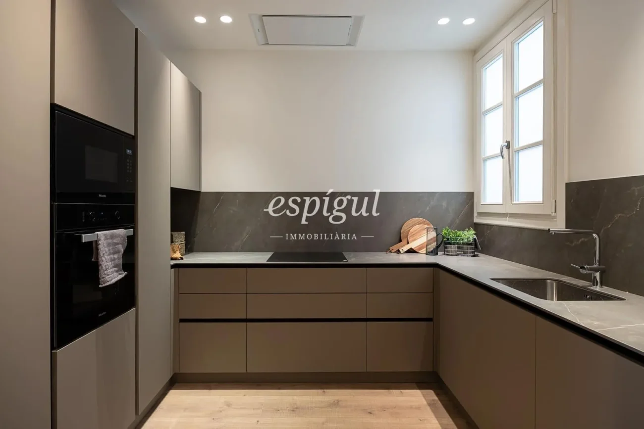 Stunning renovated apartment on Provença Street, heart of Eixample Dret