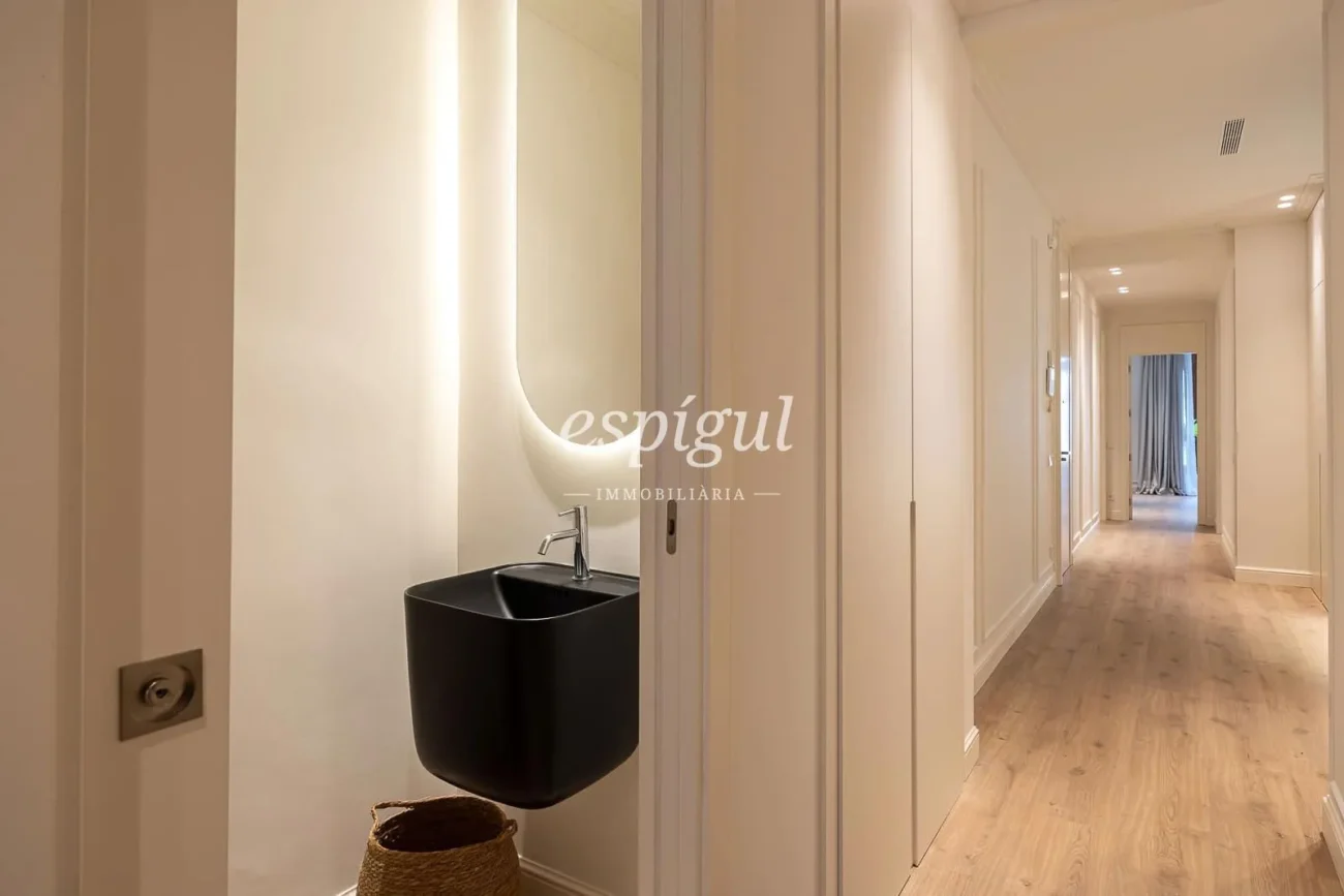 Stunning renovated apartment on Provença Street, heart of Eixample Dret