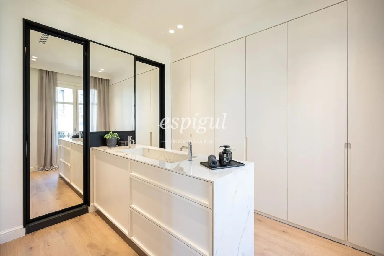 Stunning renovated apartment on Provença Street, heart of Eixample Dret